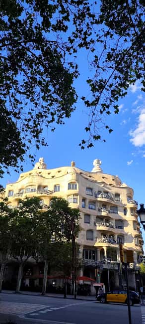 Barcelona: 3-Hour Best of the city Walking Tour & Surprise - Key Points