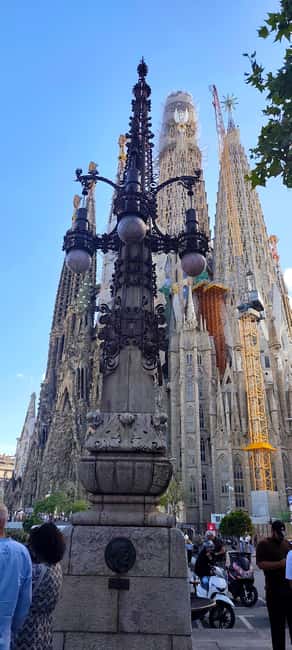 Barcelona: 3-Hour Best of the city Walking Tour & Surprise - Sagrada Familia Exterior and Photo Stop