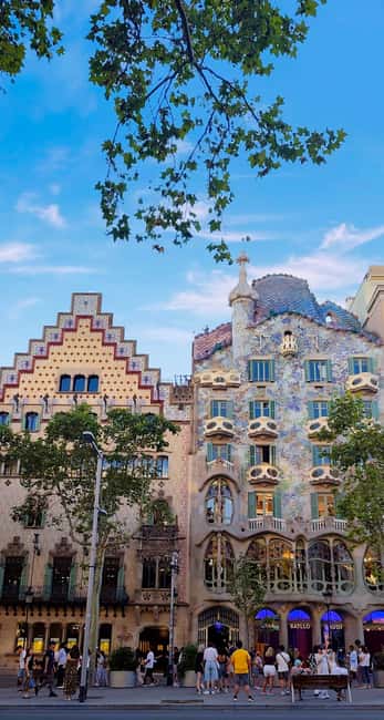 Barcelona: 3-Hour Best of the city Walking Tour & Surprise - Discovering the Bishop’s Bridge and Central Squares