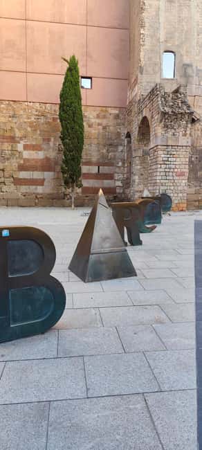 Barcelona: 3-Hour Best of the city Walking Tour & Surprise - Ending at Plaça de Sant Jaume with a Surprise