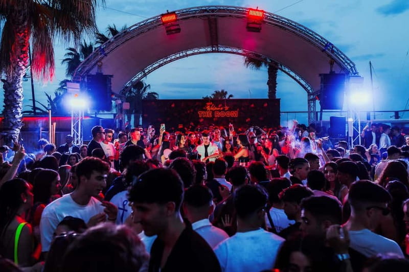 Barcelona: Beach Club Pool Party with DJ - The Crowd and Atmosphere