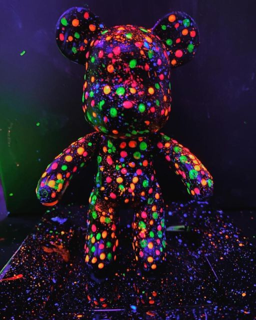 Barcelona: Bear-brick Fluorescent Painting | Wine and Art - The Social Atmosphere with Unlimited Wine