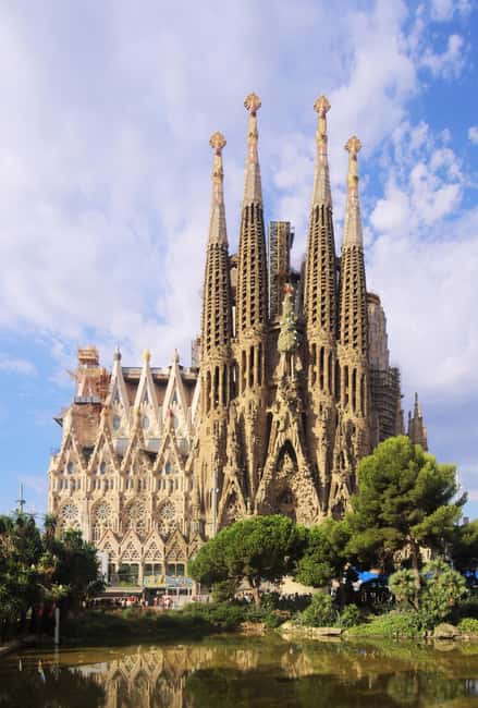 Barcelona Beyond Gaudí: Modernism, Rooftops, and Hidden Gems - Practicalities: Meeting Point, Group Size, and Accessibility