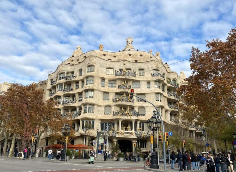Barcelona Bike Quest: Fun Photo Challenges & Gaudí Mysteries - Key Points
