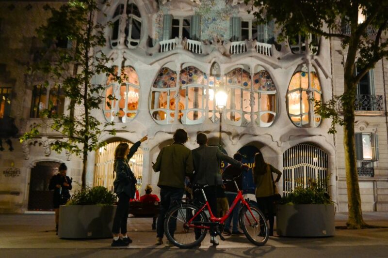 Barcelona Bike Tour by Night with Cava - Starting Point in the Gothic Quarter’s Plaça Sant Jaume
