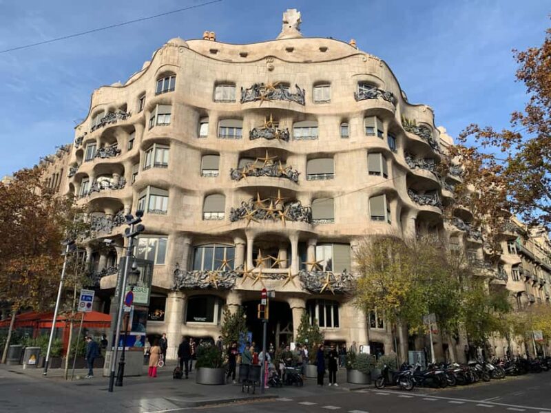 Barcelona Bike Tour: Iconic Sights & Hidden Snack Spot - Ride Through Barcelona’s Colorful Neighborhoods and Seaside Paths