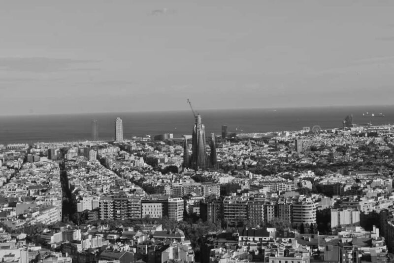 Barcelona: Black & White Cinematic Photoshoot - Key Points