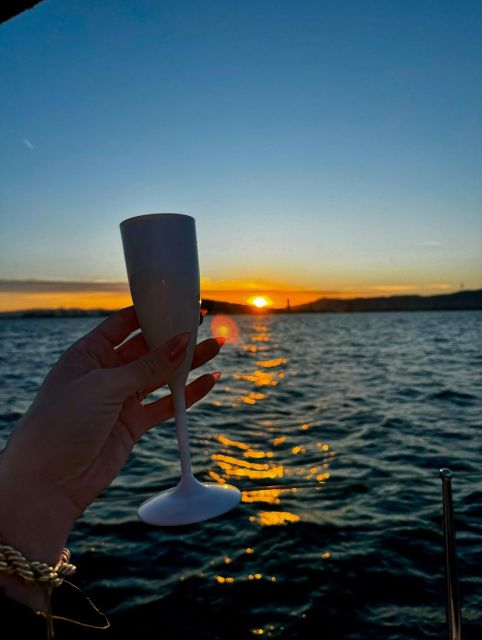 Barcelona: Boat trip with cava in amazing sailboat - Comfortable and Private Group Experience