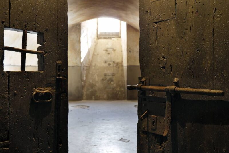 Barcelona Cable Car Sky Views, Magic Fountain & Castle Visit - The Scenic Cable Car Ride Up Montjuïc Hill