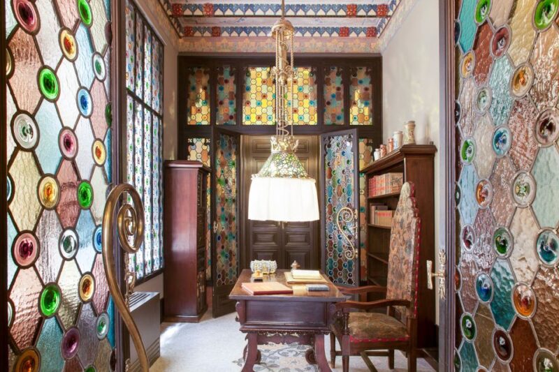 Barcelona: Casa Amatller Guided Visit with Chocolate Gift - Expert Guides Share the House’s History and Architecture