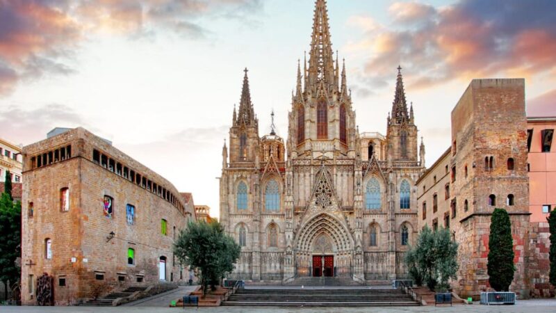 Barcelona Cathedral: Exclusive walking tour & entry tickets. - Key Points
