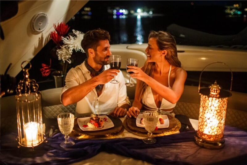 Barcelona: Cena Romántica y noche en camarote en velero - The Private Sailing Experience in Barcelona