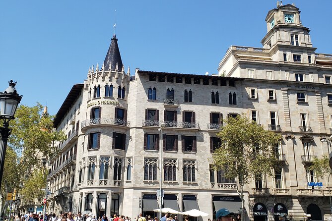 Barcelona City Highlights Bike Tour with E-Bike Option - Marveling at the Sagrada Família