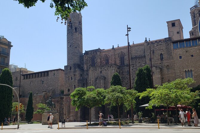 Barcelona City Highlights Bike Tour with E-Bike Option - Admiring Casa Milà (La Pedrera)
