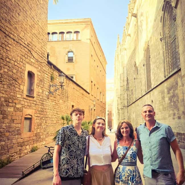 Barcelona: Creative Photo Tour of the City's Artistic Corners - Key Points