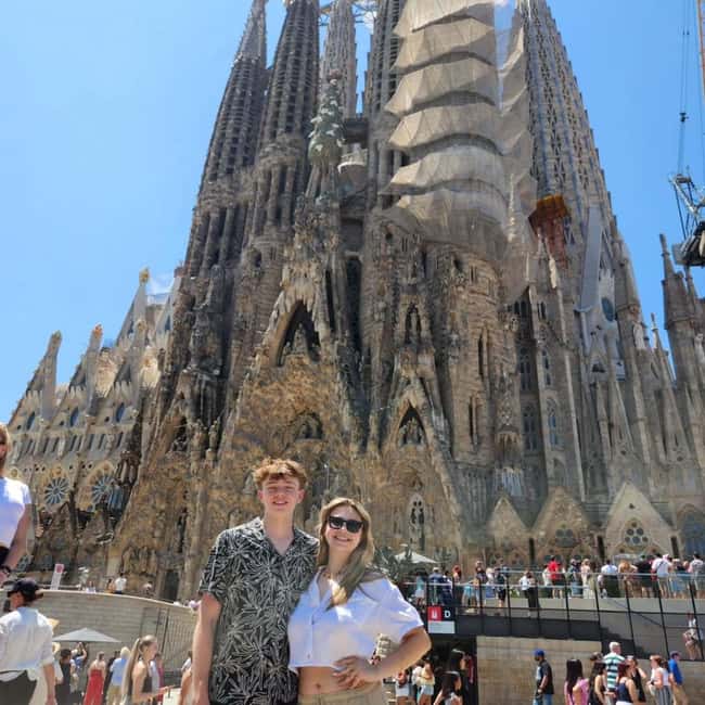 Barcelona: Creative Photo Tour of the City's Artistic Corners - A High-Quality Photo and Video Package