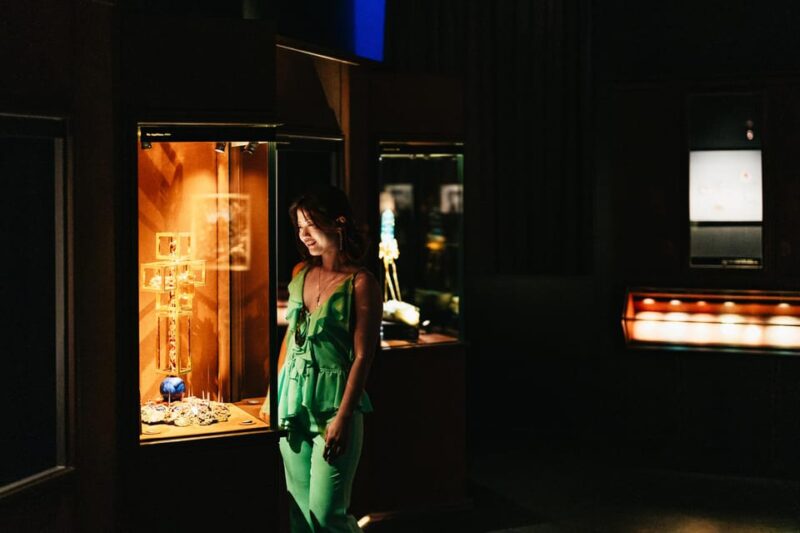 Barcelona: Dali Museum, House and Cadaques Guided Tour - The Role of the Guides and Group Experience