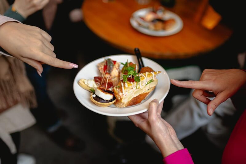 Barcelona: El Born Food Walking Tour with Tapas and Drinks - The Role of the Guides in Creating a Memorable Experience