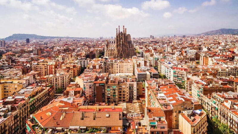 Barcelona: El Born Guided Walking Tour with Picasso Museum - Visiting Canary Highlights: Santa Maria del Mar and Palau de la Música