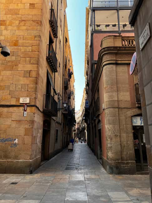 Barcelona: Essentials Walking Tour - Crossing into El Born: Santa Maria del Mar and Artisan Streets