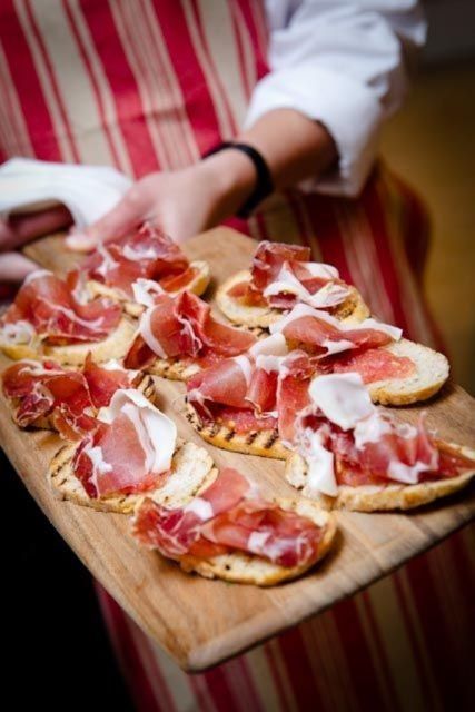 Barcelona: Evening Walking Tour in the Gaudi Area with Tapas - Key Points