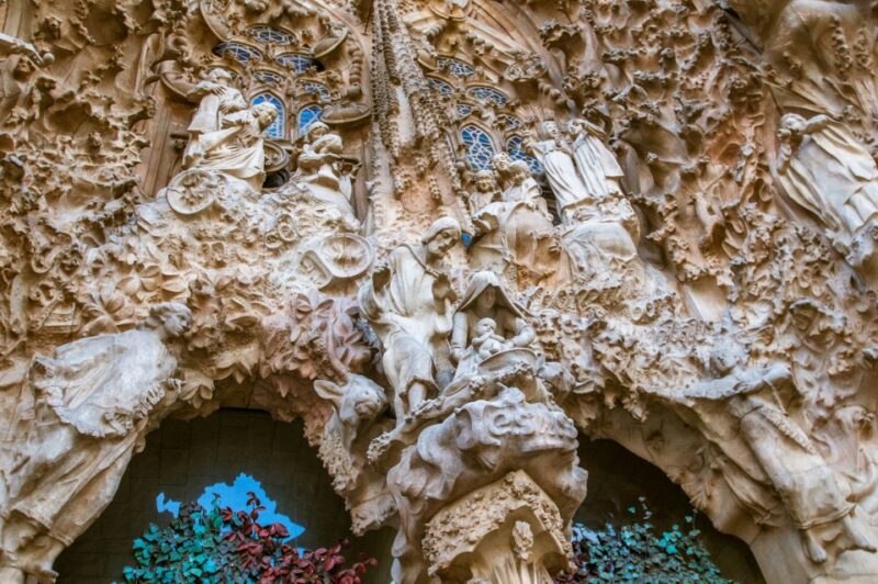 Barcelona: Fast-Track Sagrada Familia and Towers Guided Tour - Practicalities: Meeting Point, Dress Code, and Accessibility