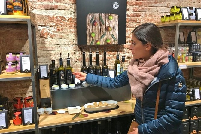 Barcelona Flamenco Show & Tapas | Semi Private Experience - The Logistics of the Tour: Meeting Point and Group Size