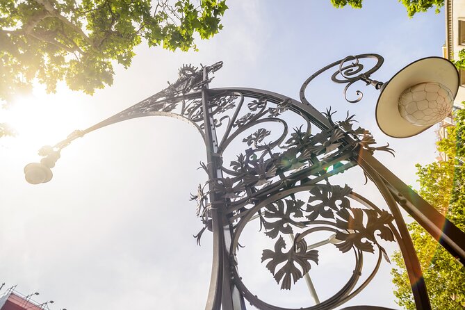 Barcelona Gaudi and Sagrada Familia Tour - The Guide’s Role and Storytelling Style