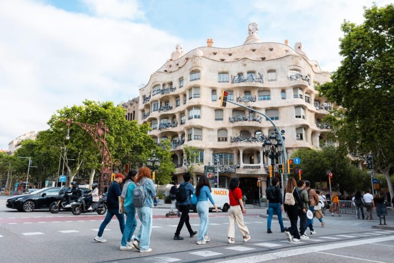 Barcelona: Gaudí Houses & Sagrada Familia Tour - The Practicalities: Meeting Points and Group Size