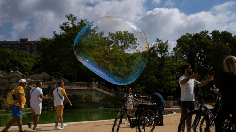 Barcelona: Gaudí Masterpieces & Hidden Gems E-Bike Tour - Iconic Landmarks: Arc de Triomf and Sagrada Familia