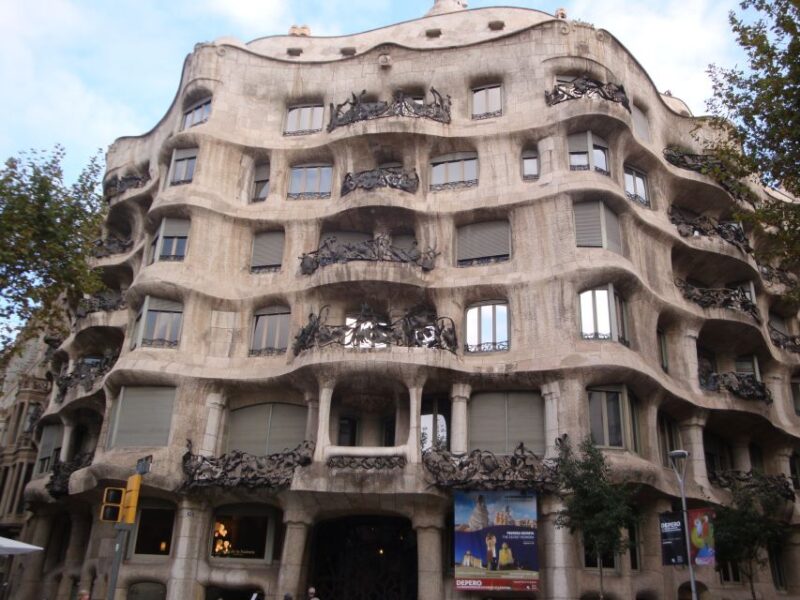 Barcelona: German City Tour from Gaudí's Perspective - Key Points