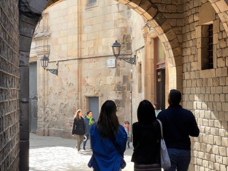 Barcelona: Gothic Quarter Guided Tour with Flamenco & Tapas - Key Points