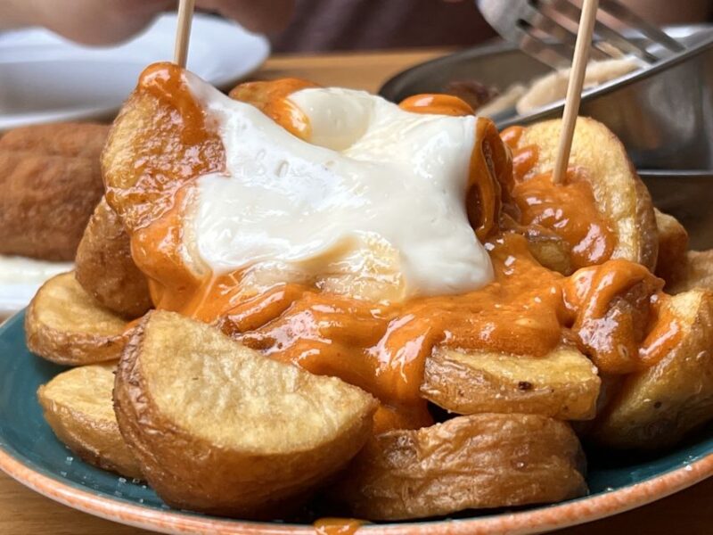 Barcelona: Gothic Quarter Guided Tour with Flamenco & Tapas - Practical Details: Meeting Point and Tour Logistics