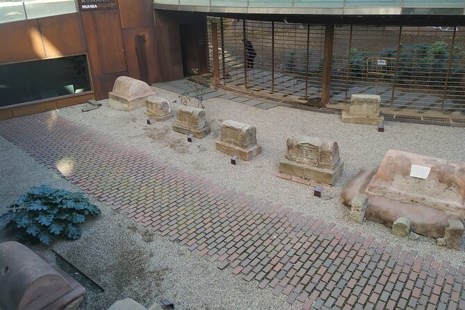 Barcelona Gothic Quarter Old Town Private Tour - Logistics: Meeting Point and Accessibility