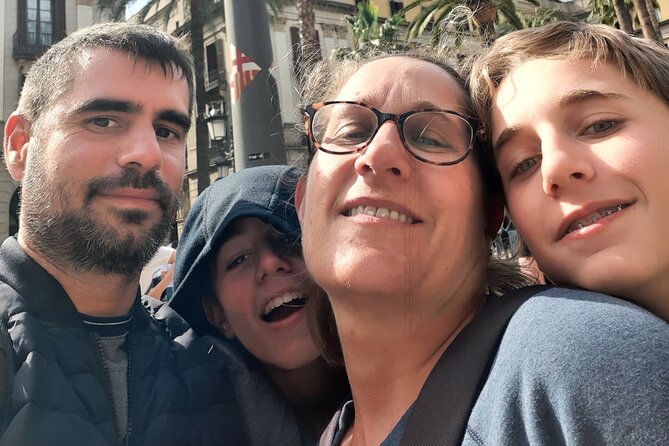 Barcelona Gothic Quarter Scavenger Hunt and City Highlights Walking Tour - Using the App: Simple and User-Friendly