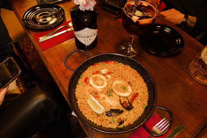 Barcelona Gothic Quarter Tipsy Tasting Tapas Tour and History - The Guides Role in Bringing the Tour to Life