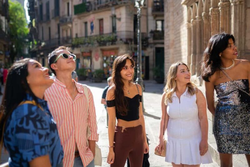 Barcelona: Gothic Quarter Walking Tour with 10+ Attractions - Discovering the Barcelona Cathedral and La Casa de lArdiaca