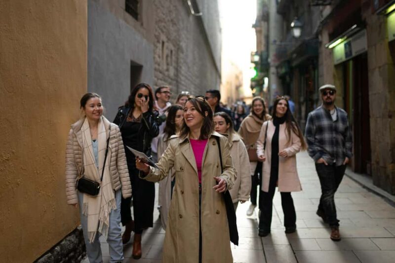 Barcelona: Gothic Quarter Walking Tour with 10+ Attractions - Logistics and Group Experience