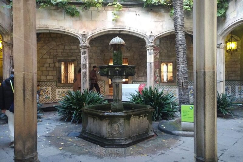 Barcelona: Gothic Quarter Walking Tour with Optional Tapas - Exploring Plaza del Rei and Plaza del Pi