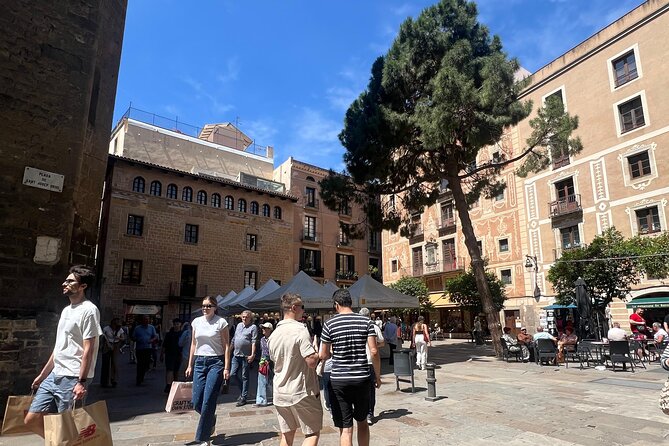 Barcelona: Guided City Tour by Local Transport - Visiting the Iconic Sagrada Família