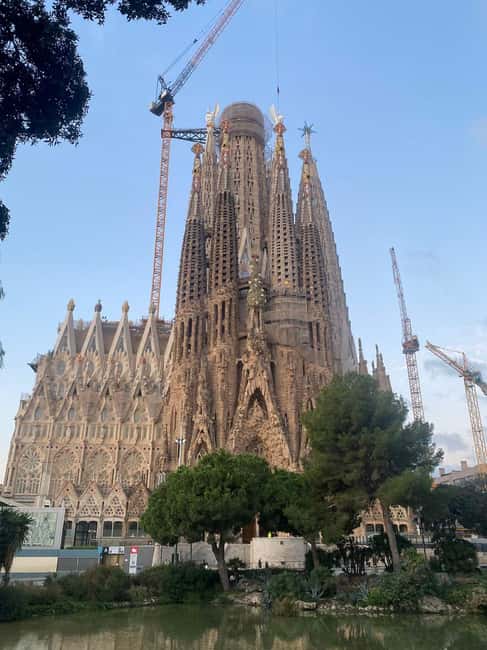 Barcelona: Guided Running Tour with Rooftop Drink - Key Points