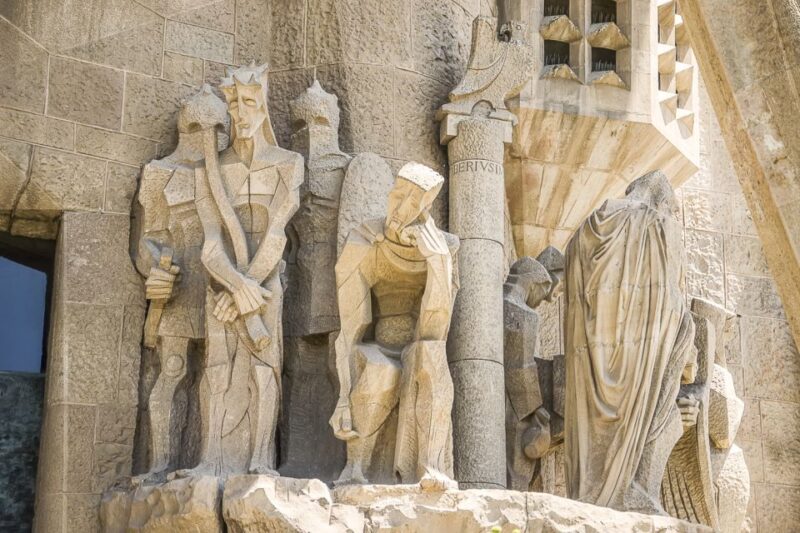 Barcelona: Guided Tour of Sagrada Familia - Expert Guides Bring the Sagrada Familia to Life