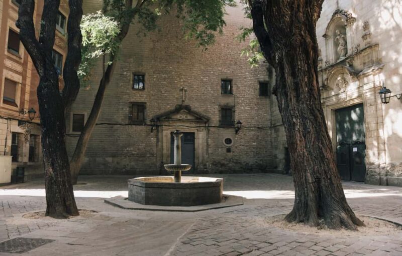 Barcelona: Guided visit of the Gothic Quarter with augmented reality - Strolling Through Plaça de Sant Felip Neri