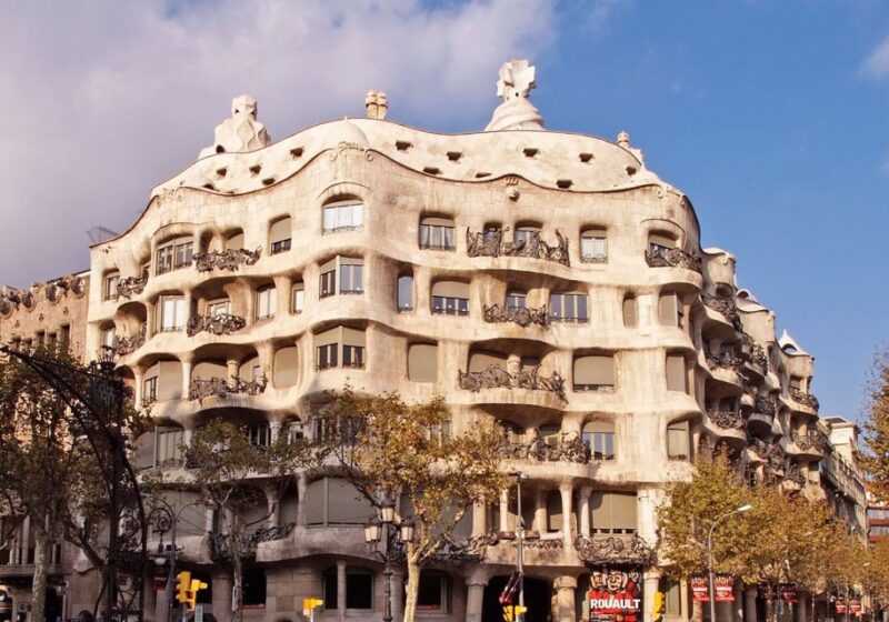 Barcelona: Helicopter, Boat Ride, and Old Town Walking Tour - Tour Logistics and Group Size