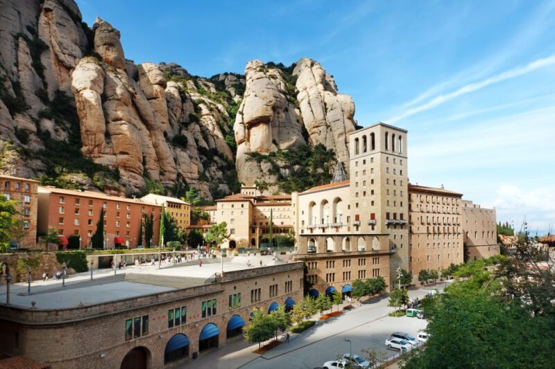 Barcelona Highlights City Tour and Montserrat Excursion - Exploring the Gothic Quarter and La Rambla
