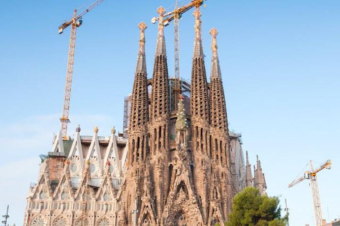 Barcelona: Highlights of Sagrada Familia Max 6 People Guided Tour - Key Points