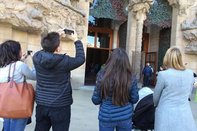 Barcelona: Highlights of Sagrada Familia Max 6 People Guided Tour - Practical Tips for Your Visit to Sagrada Familia