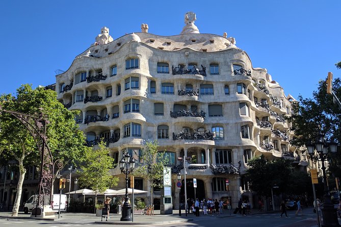 Barcelona Highlights Private Tour in a chauffeured Mercedes-Benz - The Luxury of Chauffeured Transport in Barcelona