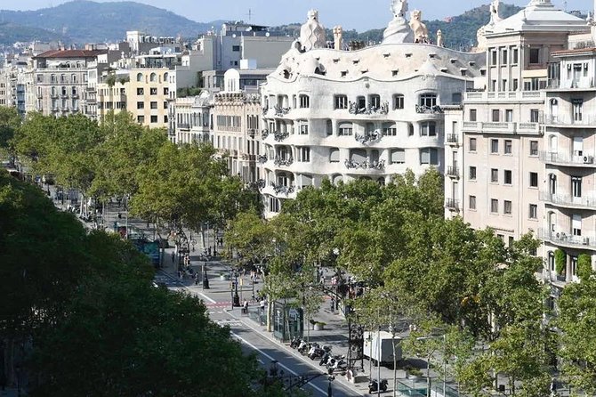 Barcelona Highlights Tour Privado - Markets, Beaches, and Notable Plazas