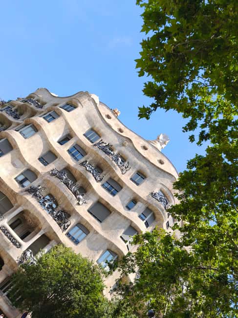 Barcelona: Holala Bike Tour, Highlights & Local Stories - Meeting Point at Plaça Reial and Initial Setup